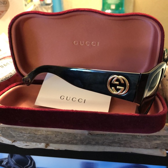 Authentic like new Oversized GUCCI! Sunglasses with case, cloth, and dust bag - Picture 4 of 12